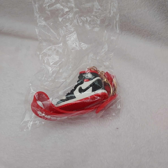 Sneaker keychain - Picture 2 of 3